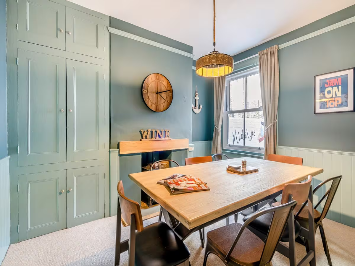Midships holiday home dartmouth dining area
