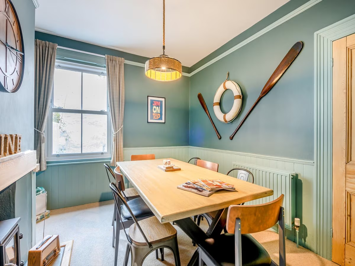 Midships holiday home dartmouth dining area