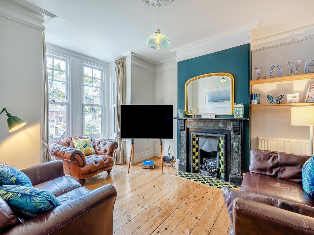 midshiops living room