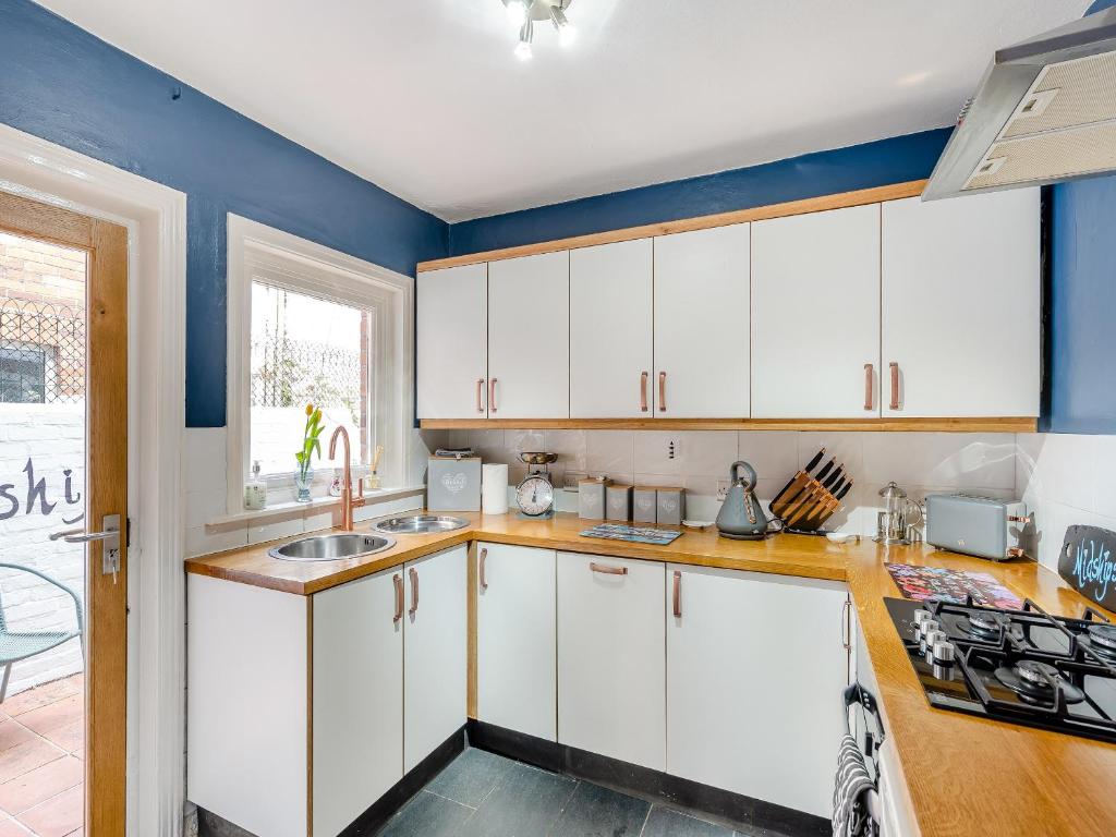 midships kitchen 2