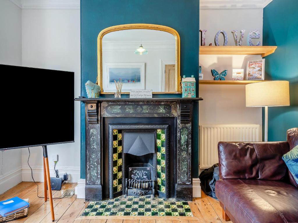 midships living room