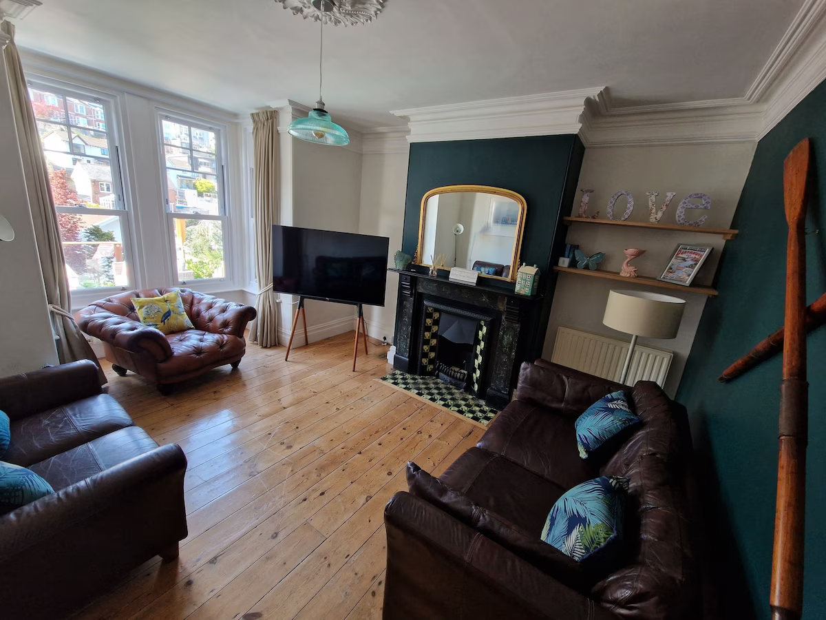 Midships holiday home dartmouth living room